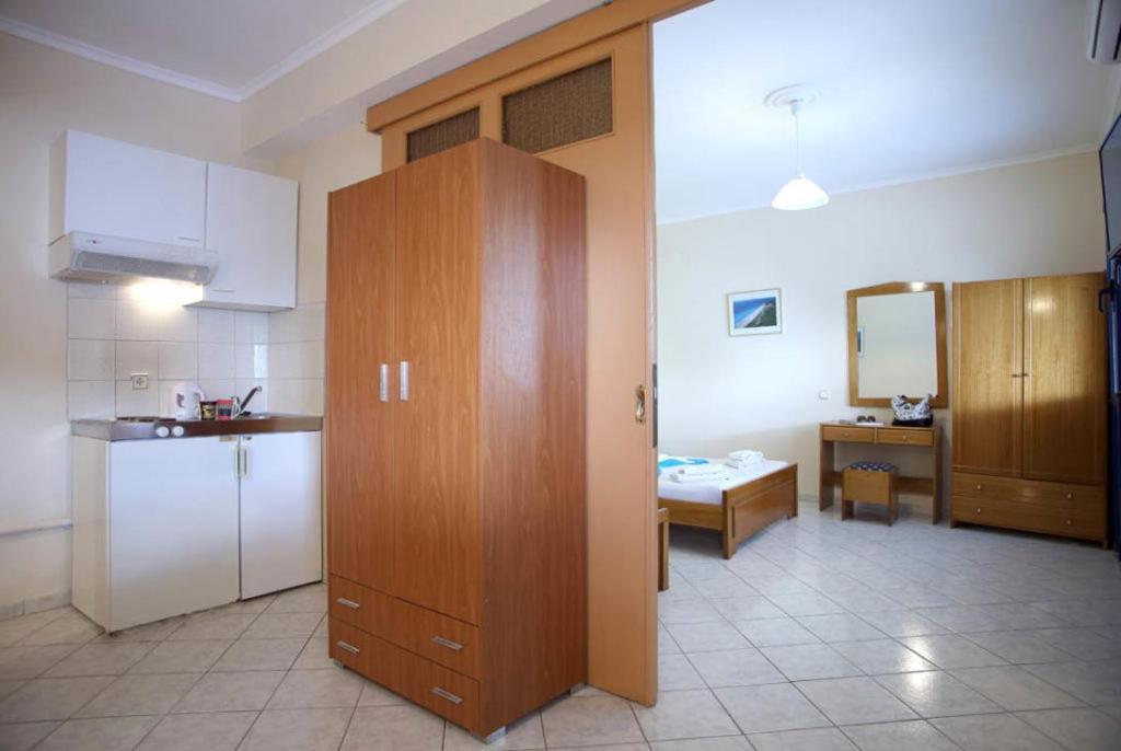 Theocharis Bros - Studios Apartments Áyios Nikítas Eksteriør billede